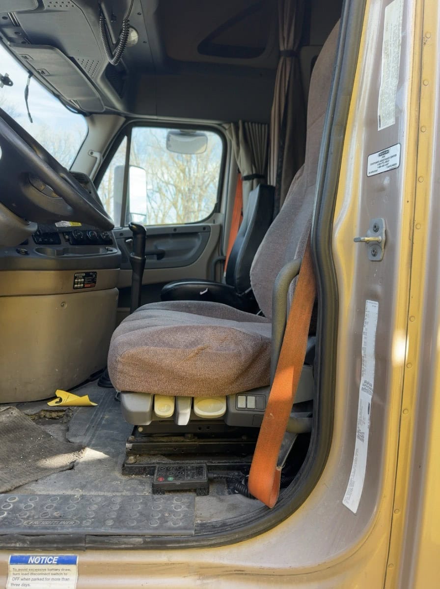 2015 Freightliner Cascadia Sleeper – Detroit DD15 455HP – Eaton 10 Speed – Tandem Axle Highway Tractor - Image 29