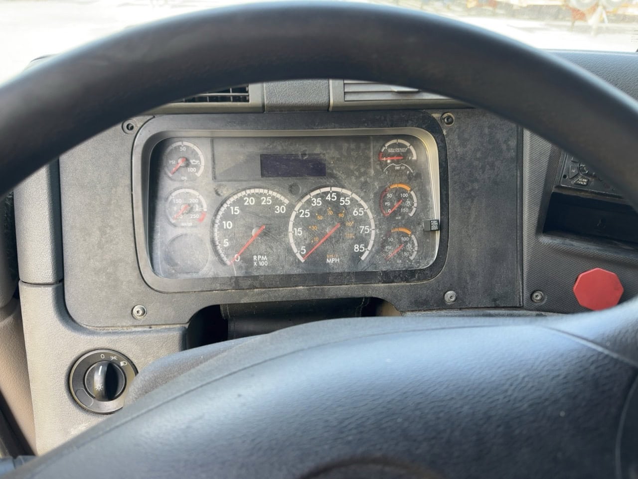 2015 Freightliner Cascadia Sleeper – Detroit DD15 455HP – Eaton 10 Speed – Tandem Axle Highway Tractor - Image 30