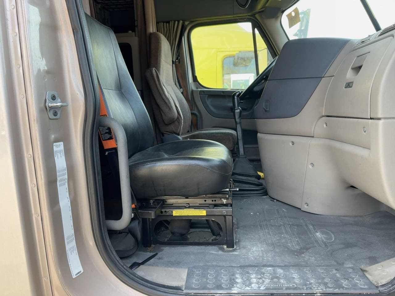 2015 Freightliner Cascadia Sleeper – Detroit DD15 455HP – Eaton 10 Speed – Tandem Axle Highway Tractor - Image 32