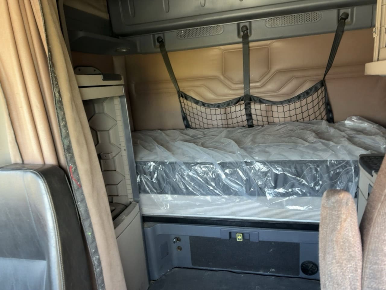 2015 Freightliner Cascadia Sleeper – Detroit DD15 455HP – Eaton 10 Speed – Tandem Axle Highway Tractor - Image 34