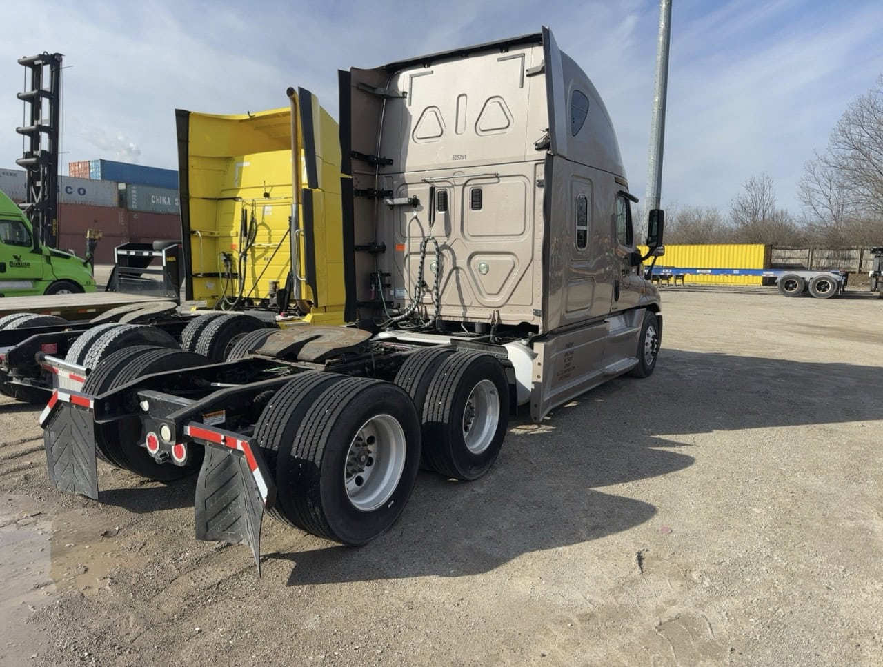 2015 Freightliner Cascadia Sleeper – Detroit DD15 455HP – Eaton 10 Speed – Tandem Axle Highway Tractor - Image 8