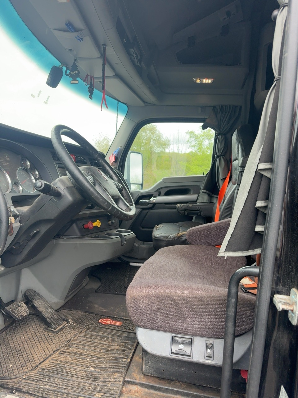 2020 Kenworth T680 76" Sleeper – PACCAR MX-13 455HP – Eaton 12-Speed Auto – Double Bunk - Image 25