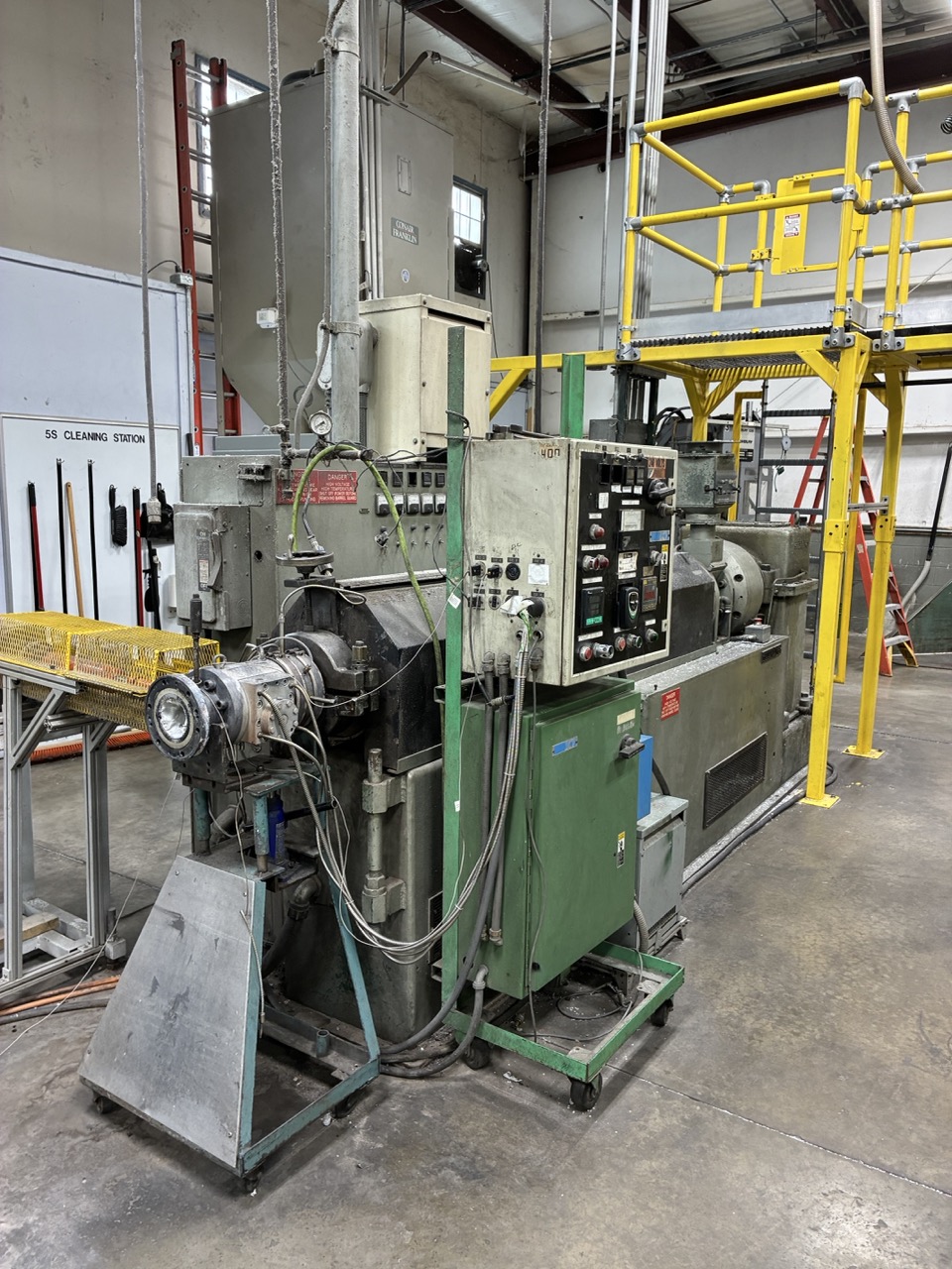 4-1/2" Plastics Extruder – 24:1 L/D, 150 HP, Melt Pump, Mixing Screws