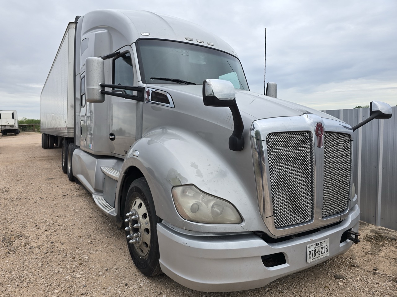 Kenworth T680 Sleeper Truck, 2020 - 632,860 Miles - PACCAR Power - Aero Highway Tractor - Image 2