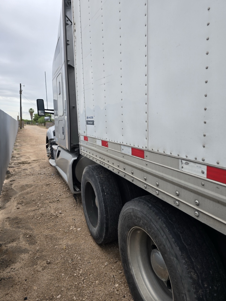 Kenworth T680 Sleeper Truck, 2020 - 632,860 Miles - PACCAR Power - Aero Highway Tractor - Image 4