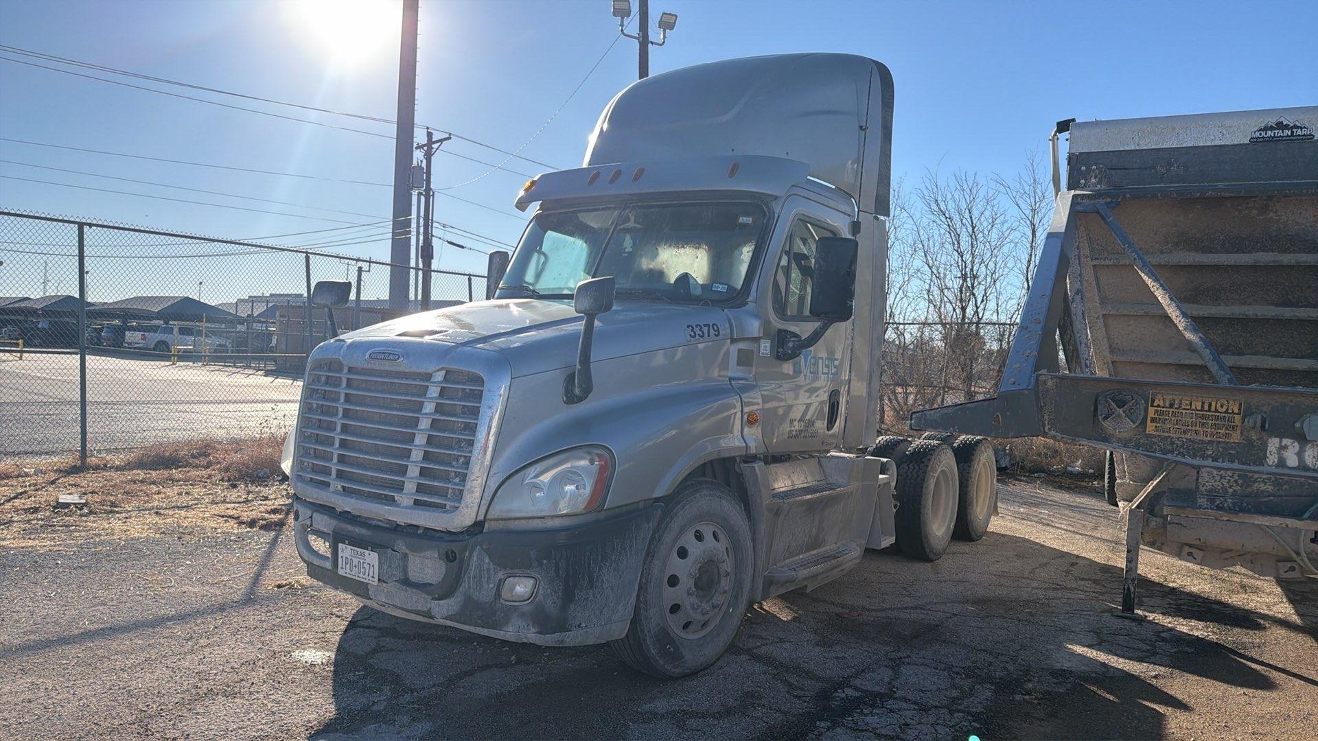 Freightliner Cascadia Semi Truck, 2018 - Non-Runner, No Keys, For Repair or Parts, Day Cab/Sleeper - Image 2