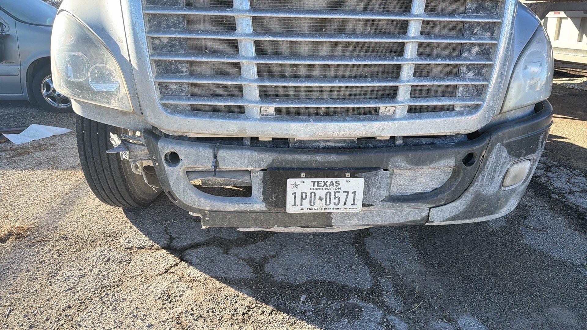 Freightliner Cascadia Semi Truck, 2018 - Non-Runner, No Keys, For Repair or Parts, Day Cab/Sleeper - Image 3