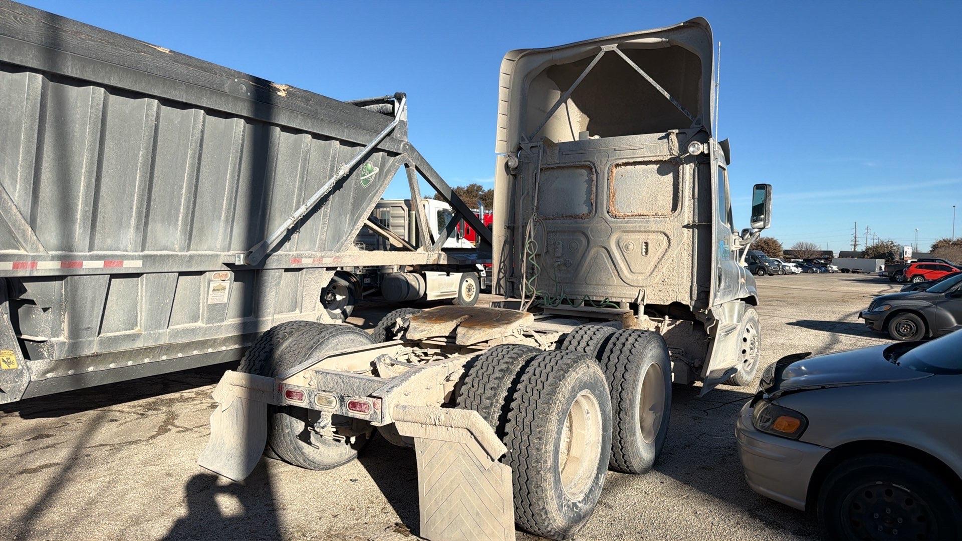 Freightliner Cascadia Semi Truck, 2018 - Non-Runner, No Keys, For Repair or Parts, Day Cab/Sleeper - Image 5