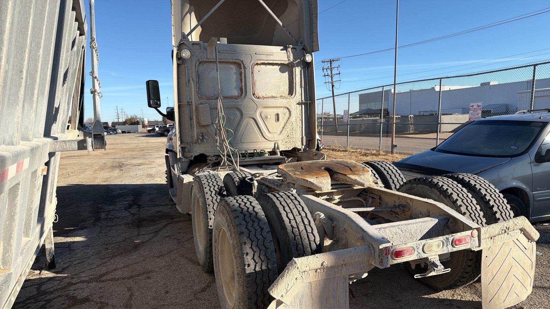 Freightliner Cascadia Semi Truck, 2018 - Non-Runner, No Keys, For Repair or Parts, Day Cab/Sleeper - Image 7