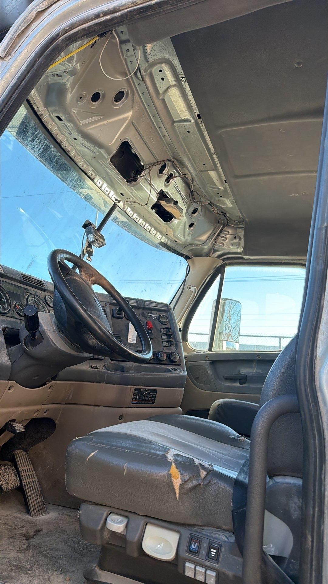 Freightliner Cascadia Semi Truck, 2018 - Non-Runner, No Keys, For Repair or Parts, Day Cab/Sleeper - Image 8