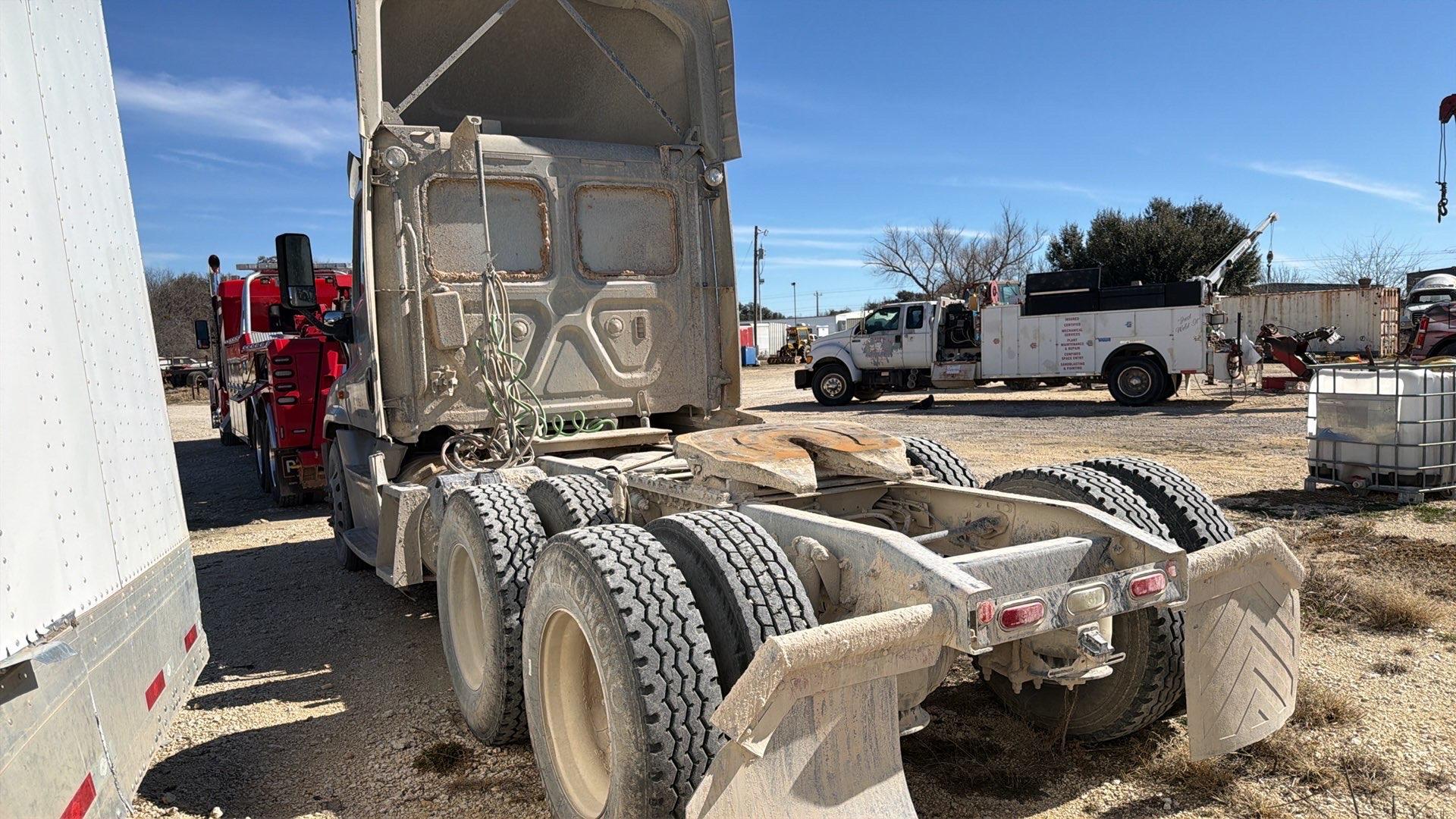 Freightliner Cascadia Semi Truck, 2018 - Non-Runner, No Keys, For Repair or Parts, Day Cab/Sleeper - Image 12