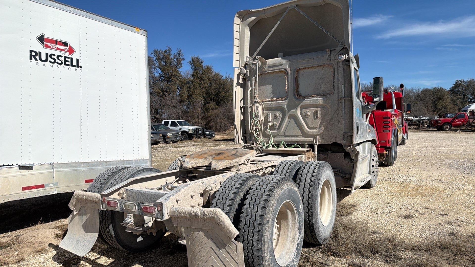 Freightliner Cascadia Semi Truck, 2018 - Non-Runner, No Keys, For Repair or Parts, Day Cab/Sleeper - Image 13