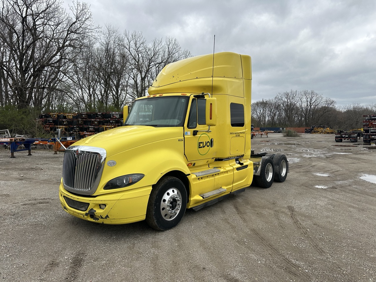 International LF687 Sleeper Truck, 2016 - 1.1 Million Miles - Cummins ISX - Tandem Axle Highway Tractor - Image 2