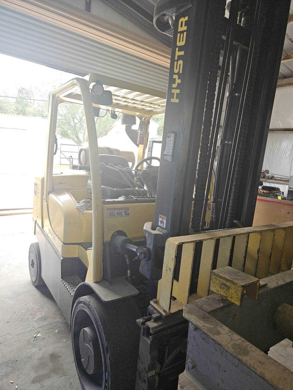 Hyster S135FT 11,500 lb Cushion Tire LPG Forklift, 2021 – 173” Lift Height, Triple Mast, Side Shift, Heavy-Duty Warehouse Fork Truck - Image 2