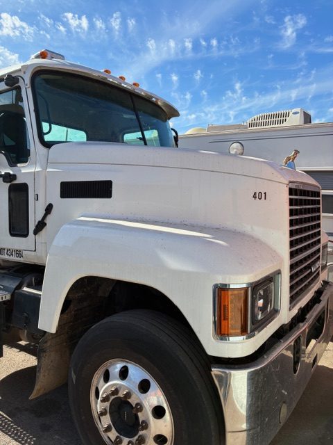 Mack Pinnacle 64T Day Cab Semi Truck, 2019 – Mack MP8, mDRIVE Automatic, Air Ride, Tandem Axle Heavy-Duty Tractor - Image 4