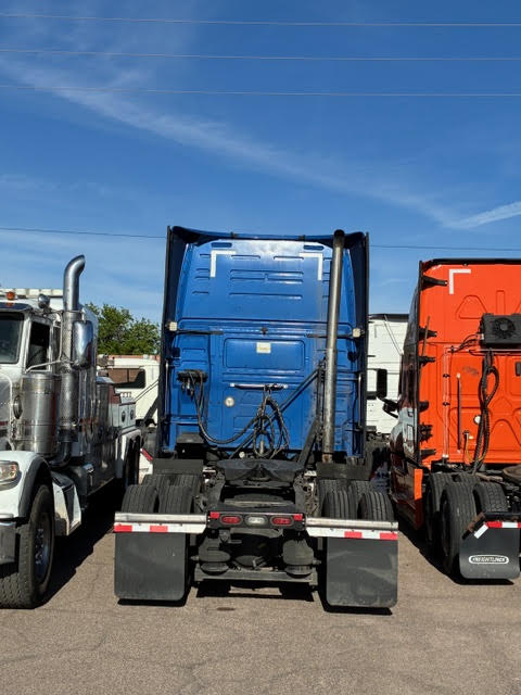 Volvo VNL64T860 Sleeper Semi Truck, 2024 – 162,325 Miles, Volvo D13, I-Shift Automatic, 77” Sleeper, Tandem Axle Highway Tractor - Image 2