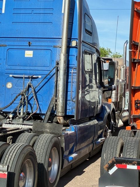 Volvo VNL64T860 Sleeper Semi Truck, 2024 – 162,325 Miles, Volvo D13, I-Shift Automatic, 77” Sleeper, Tandem Axle Highway Tractor - Image 5