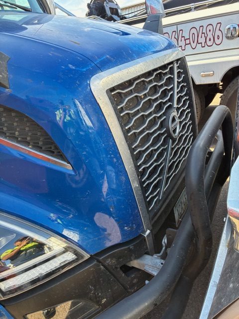 Volvo VNL64T860 Sleeper Semi Truck, 2024 – 162,325 Miles, Volvo D13, I-Shift Automatic, 77” Sleeper, Tandem Axle Highway Tractor - Image 6