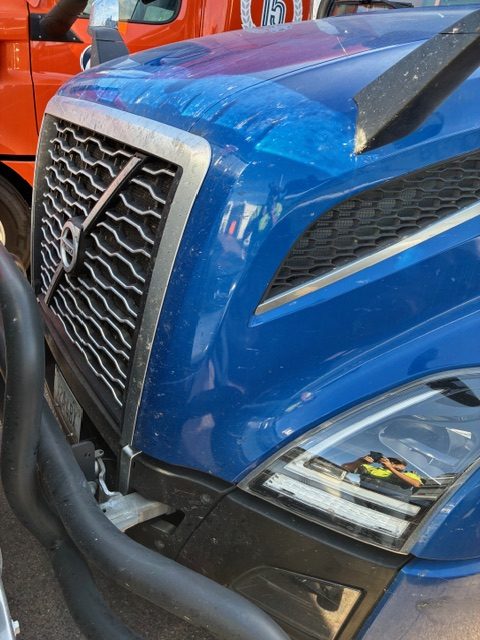 Volvo VNL64T860 Sleeper Semi Truck, 2024 – 162,325 Miles, Volvo D13, I-Shift Automatic, 77” Sleeper, Tandem Axle Highway Tractor - Image 7