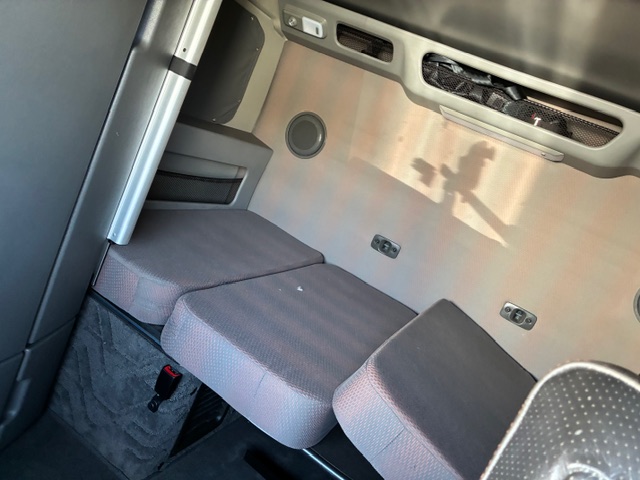 Volvo VNL64T860 Sleeper Semi Truck, 2024 – 162,325 Miles, Volvo D13, I-Shift Automatic, 77” Sleeper, Tandem Axle Highway Tractor - Image 10