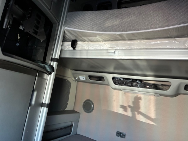 Volvo VNL64T860 Sleeper Semi Truck, 2024 – 162,325 Miles, Volvo D13, I-Shift Automatic, 77” Sleeper, Tandem Axle Highway Tractor - Image 11