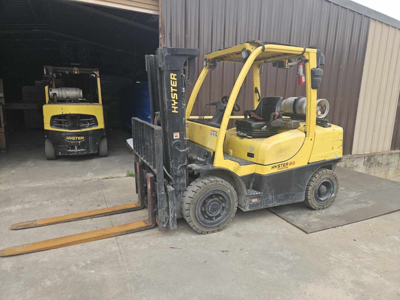 Hyster H80FT 7,000 lb LPG Pneumatic Tire Forklift, 2022 – Triple Mast, Side Shift, 48” Forks, Heavy-Duty Industrial Lift Truck - Image 2