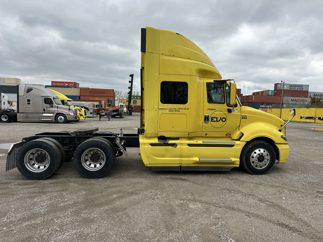 International LF687 Sleeper Truck, 2016 - 1.1 Million Miles - Cummins ISX - Tandem Axle Highway Tractor - Image 9