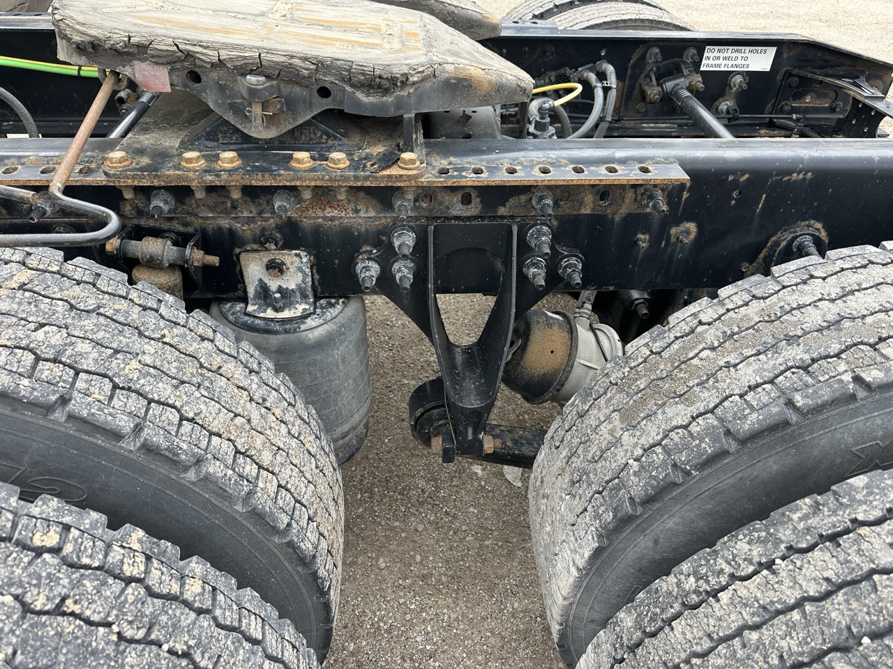 International LF687 Sleeper Truck, 2016 - 1.1 Million Miles - Cummins ISX - Tandem Axle Highway Tractor - Image 11