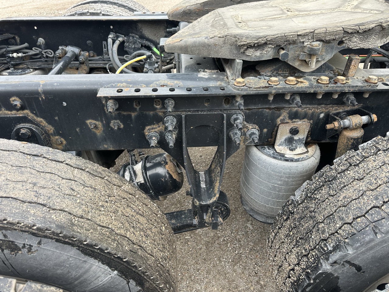 International LF687 Sleeper Truck, 2016 - 1.1 Million Miles - Cummins ISX - Tandem Axle Highway Tractor - Image 13
