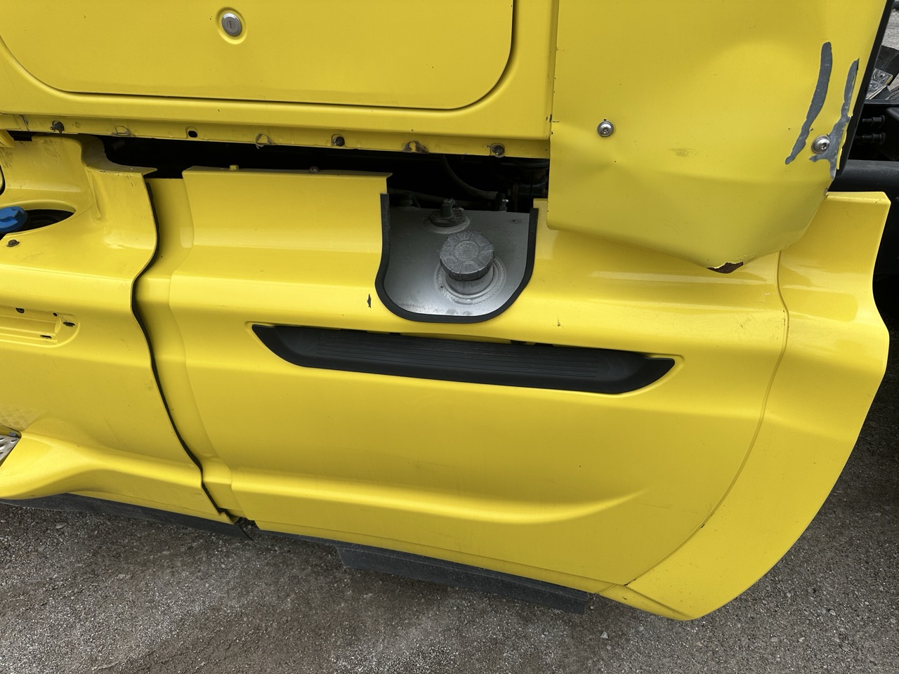 International LF687 Sleeper Truck, 2016 - 1.1 Million Miles - Cummins ISX - Tandem Axle Highway Tractor - Image 17