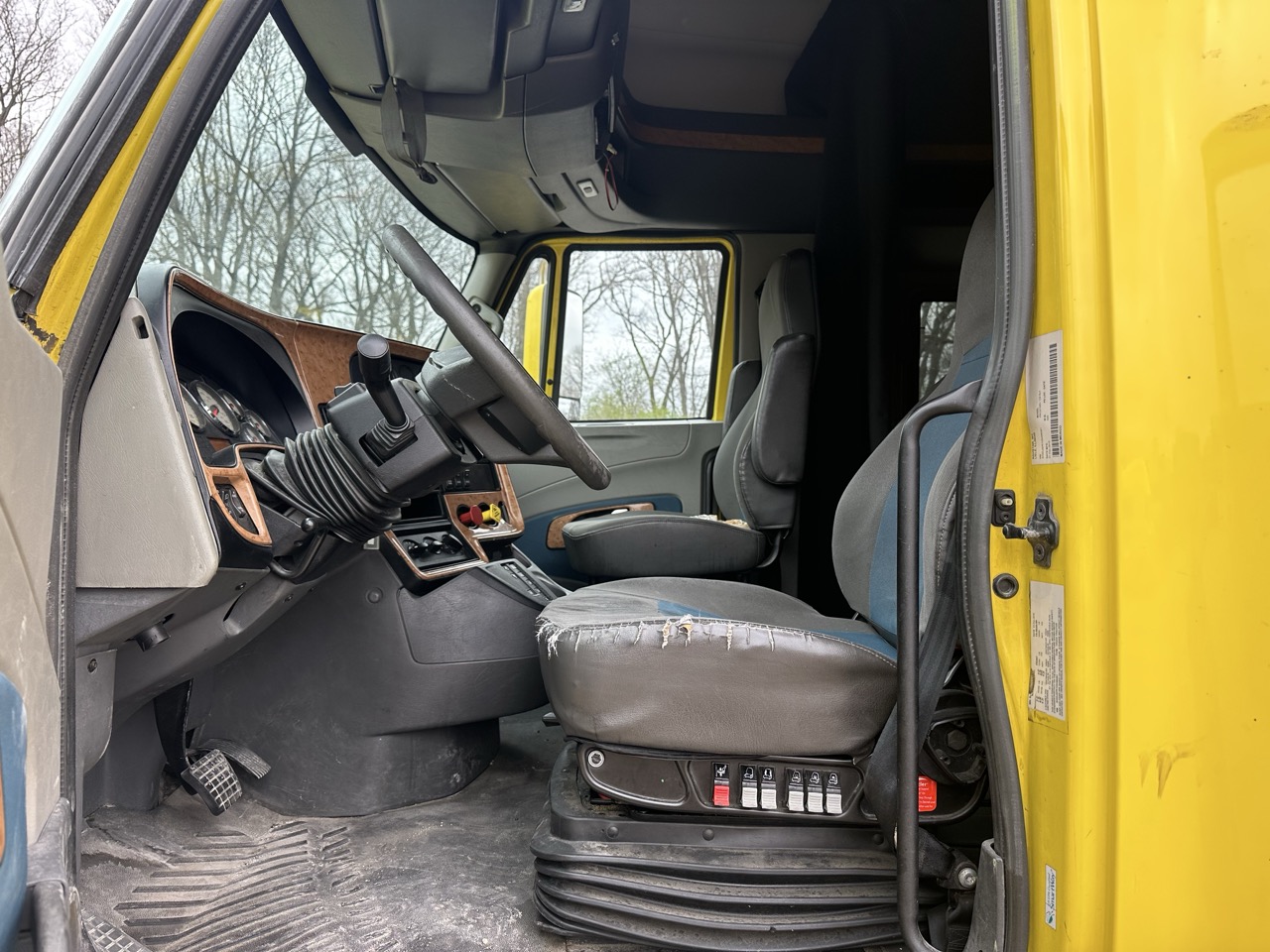 International LF687 Sleeper Truck, 2016 - 1.1 Million Miles - Cummins ISX - Tandem Axle Highway Tractor - Image 27
