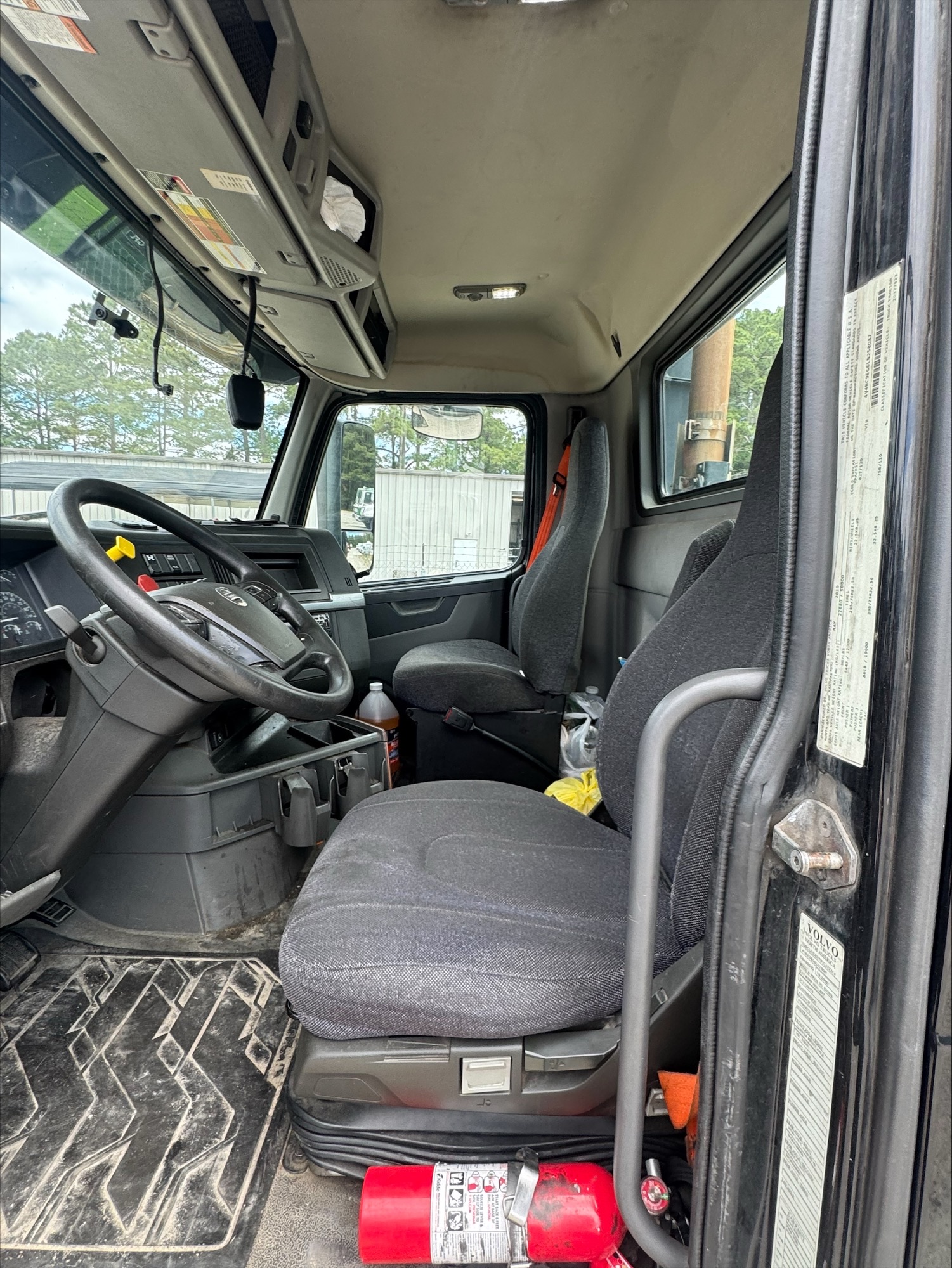 Volvo D13 Day Cab Truck, 2020 - Image 11