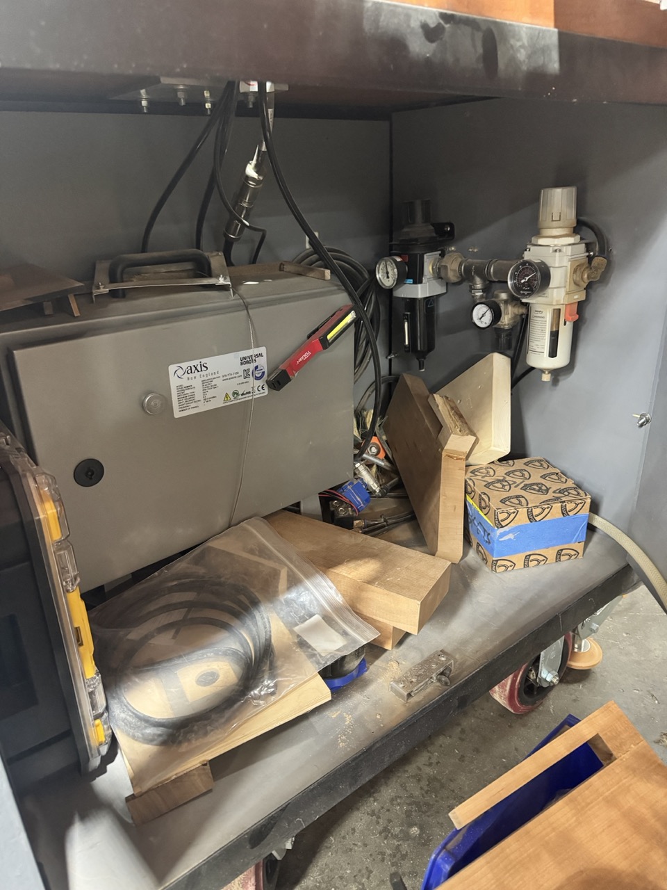Universal Robots UR5e Cobot Robot, 2022 - Includes Robotiq Sanding Kit, Airpick Vacuum & Mobile Stand - Image 2